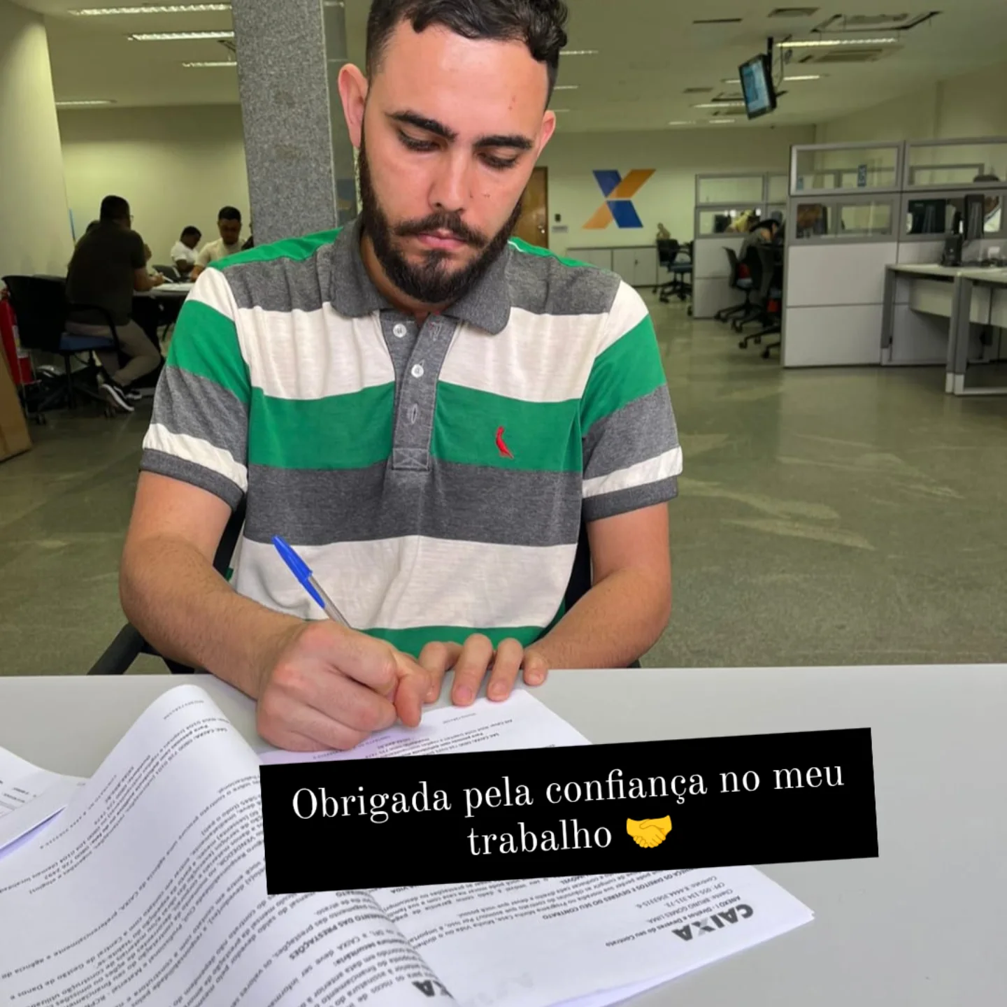 Assinatura encerrando mais uma negociação concluída